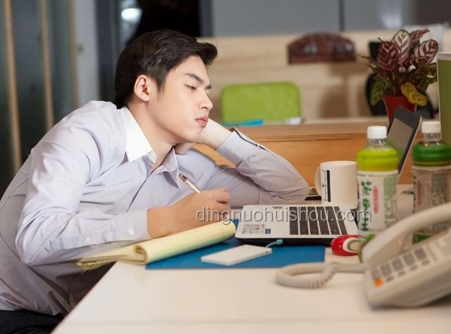 久坐打工人偷练爬行现象解析与解决方案